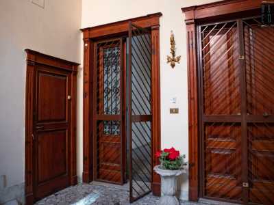 Sulla destra una porta in legno ci conduce all�interno dell�appartamento che si sviluppa per un totale di 450 metri quadri